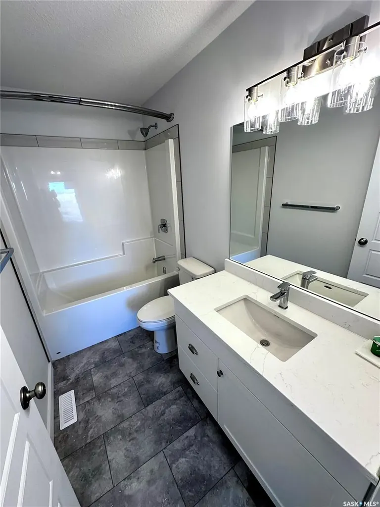 1121 Camden Gardens White City SK S4L 0G1