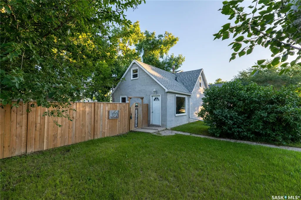 1021 Caribou Street W Moose Jaw SK S6H 2L6
