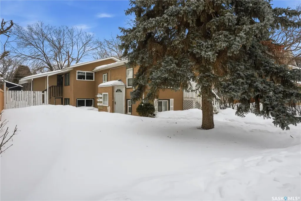 917 7th Avenue N Saskatoon SK S7K 2V7