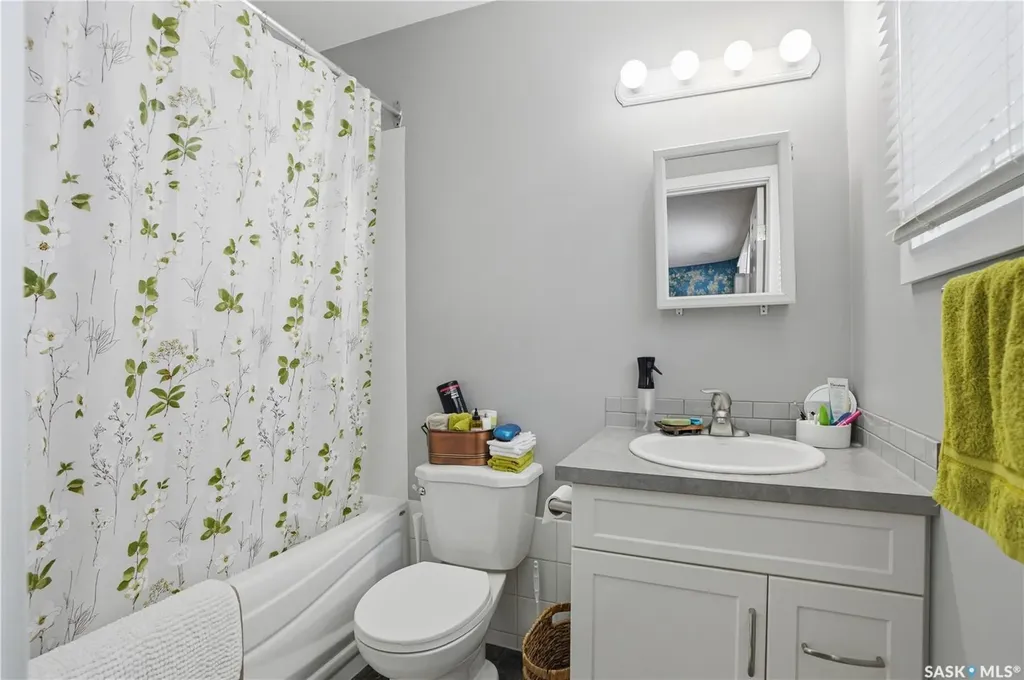 917 7th Avenue N Saskatoon SK S7K 2V7