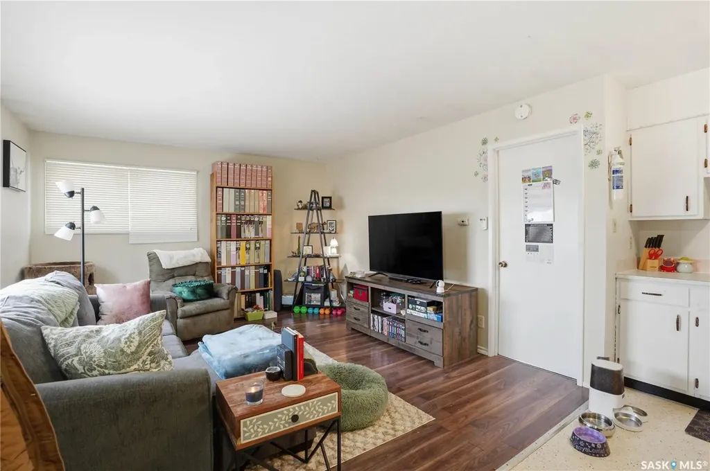 917 7th Avenue N Saskatoon SK S7K 2V7