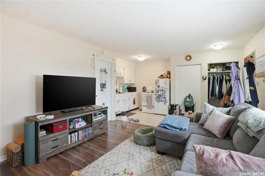 917 7th Avenue N Saskatoon SK S7K 2V7