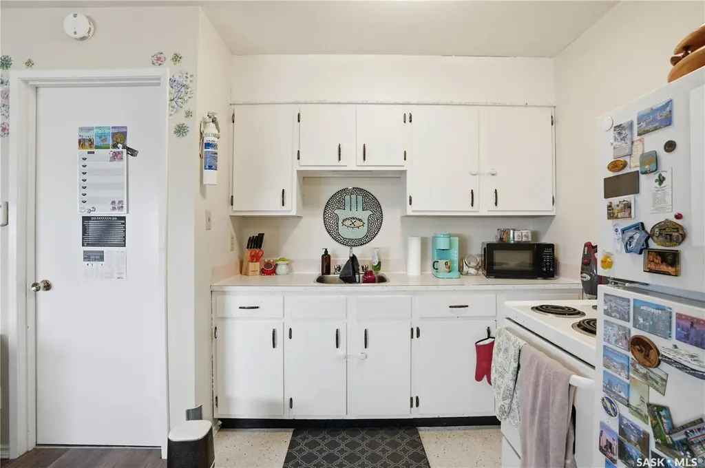 917 7th Avenue N Saskatoon SK S7K 2V7