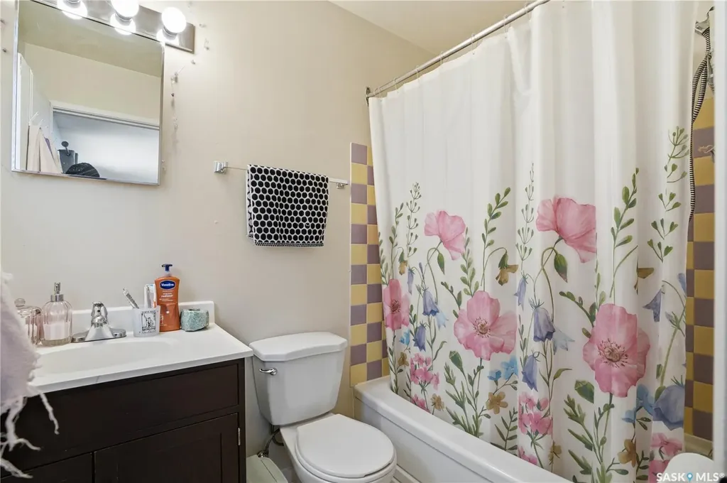 917 7th Avenue N Saskatoon SK S7K 2V7