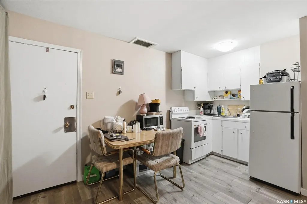 917 7th Avenue N Saskatoon SK S7K 2V7