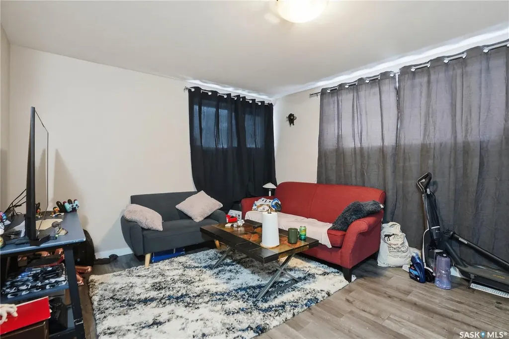 917 7th Avenue N Saskatoon SK S7K 2V7