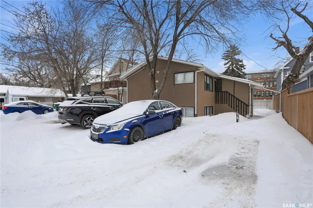 917 7th Avenue N Saskatoon SK S7K 2V7