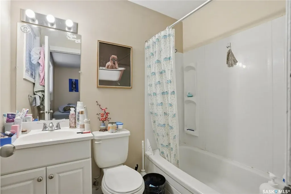 917 7th Avenue N Saskatoon SK S7K 2V7