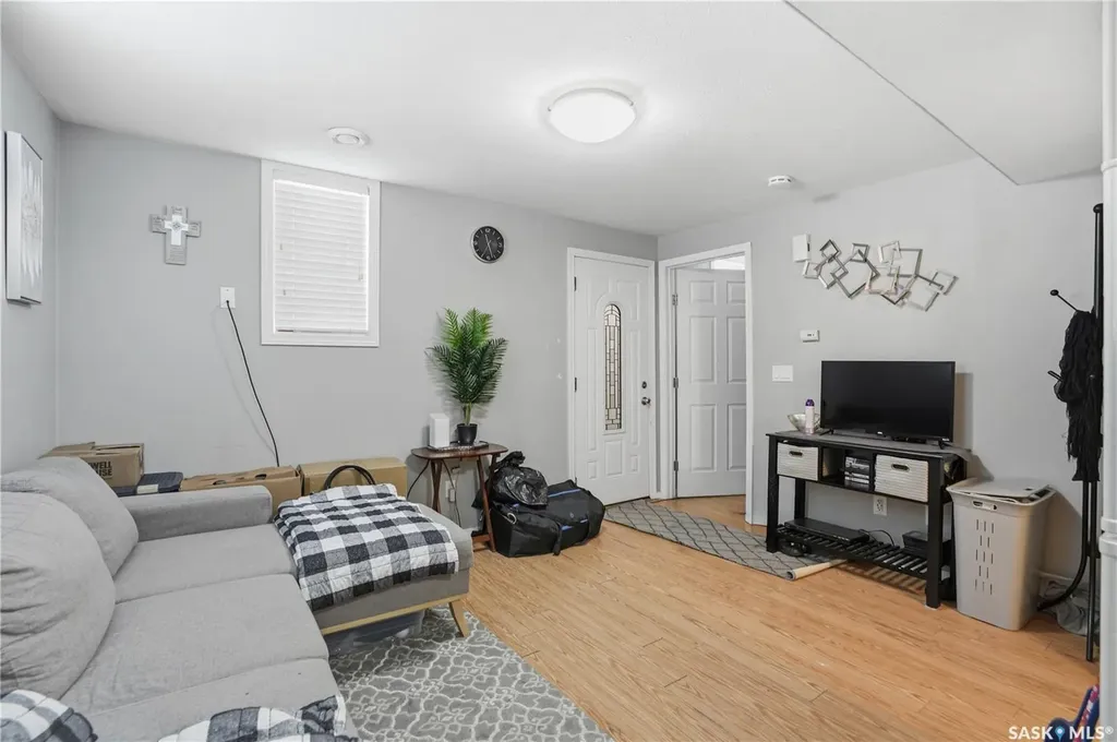 917 7th Avenue N Saskatoon SK S7K 2V7