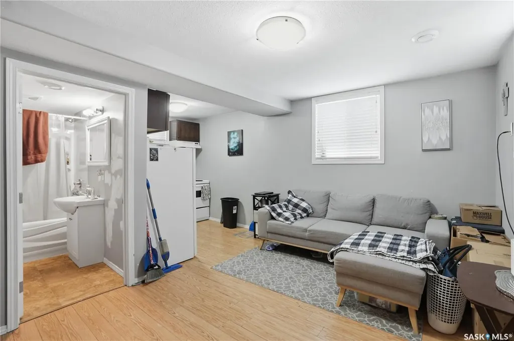 917 7th Avenue N Saskatoon SK S7K 2V7