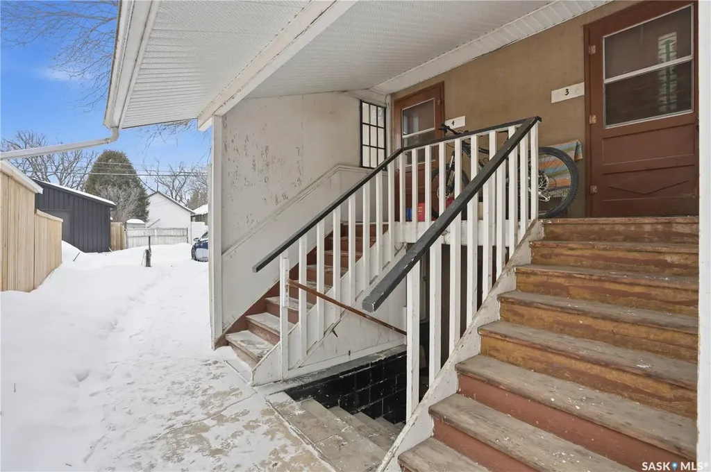 917 7th Avenue N Saskatoon SK S7K 2V7