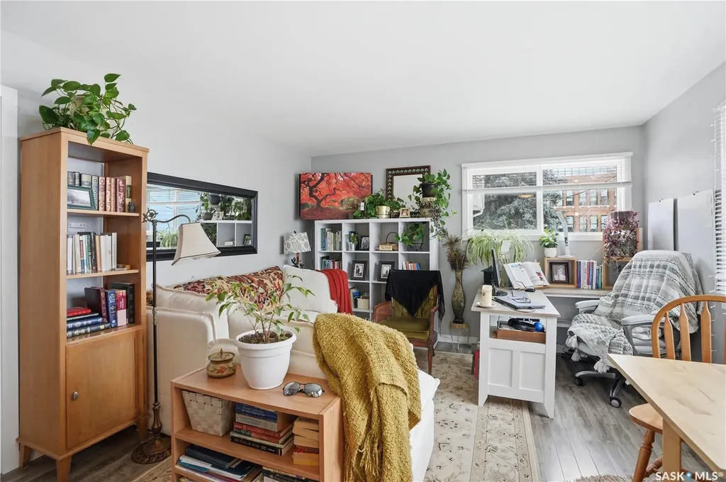 917 7th Avenue N Saskatoon SK S7K 2V7