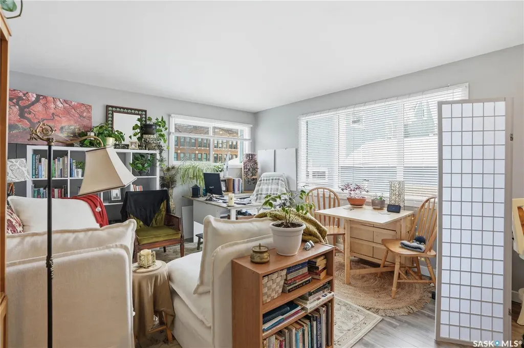 917 7th Avenue N Saskatoon SK S7K 2V7