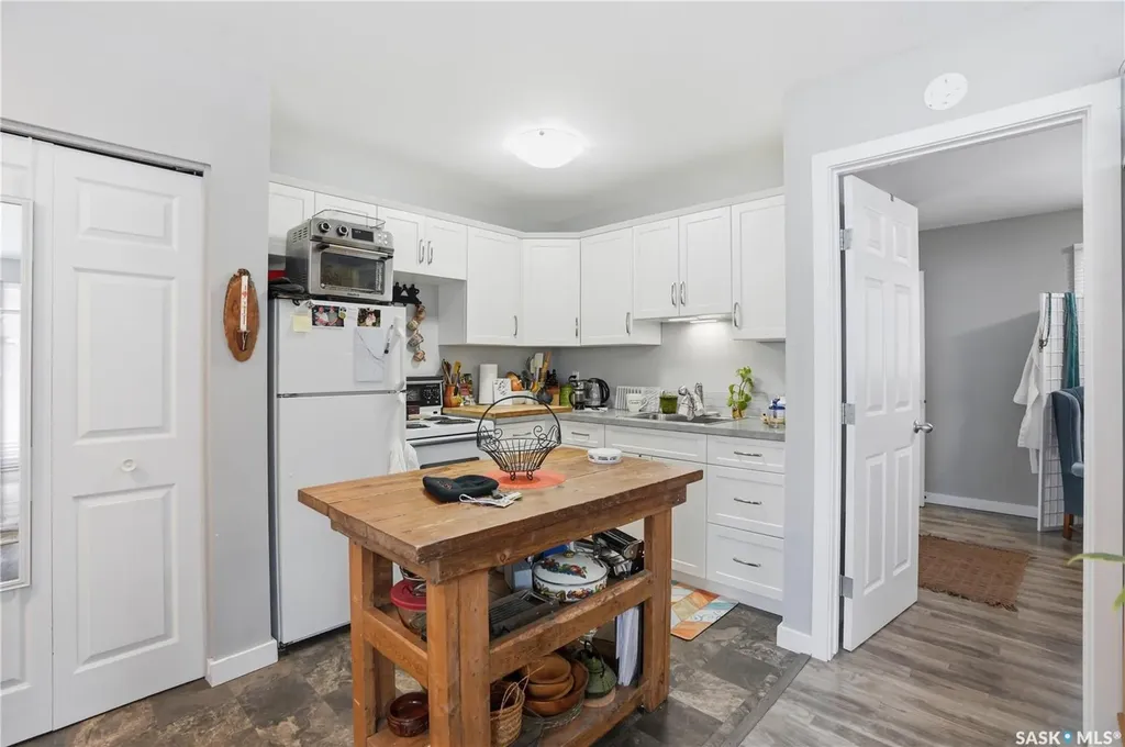 917 7th Avenue N Saskatoon SK S7K 2V7