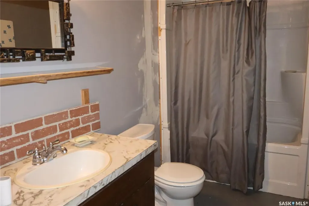 228 7th Avenue E Gravelbourg SK S0H 1X0