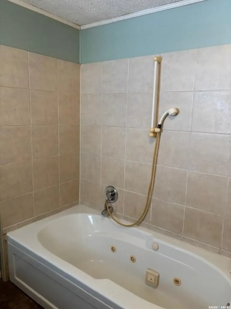 714 1st Street Kipling SK S0G 2S0