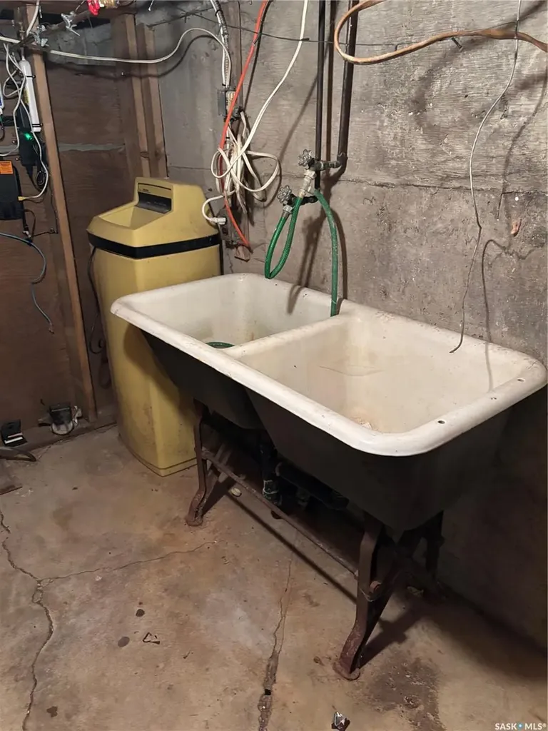 216 3rd Avenue W Kindersley SK S0L 1S0