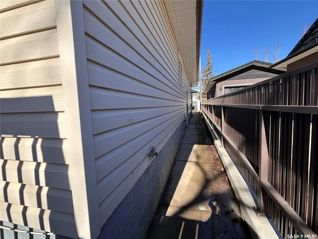 418 4th Avenue W Kindersley SK S0L 1S0