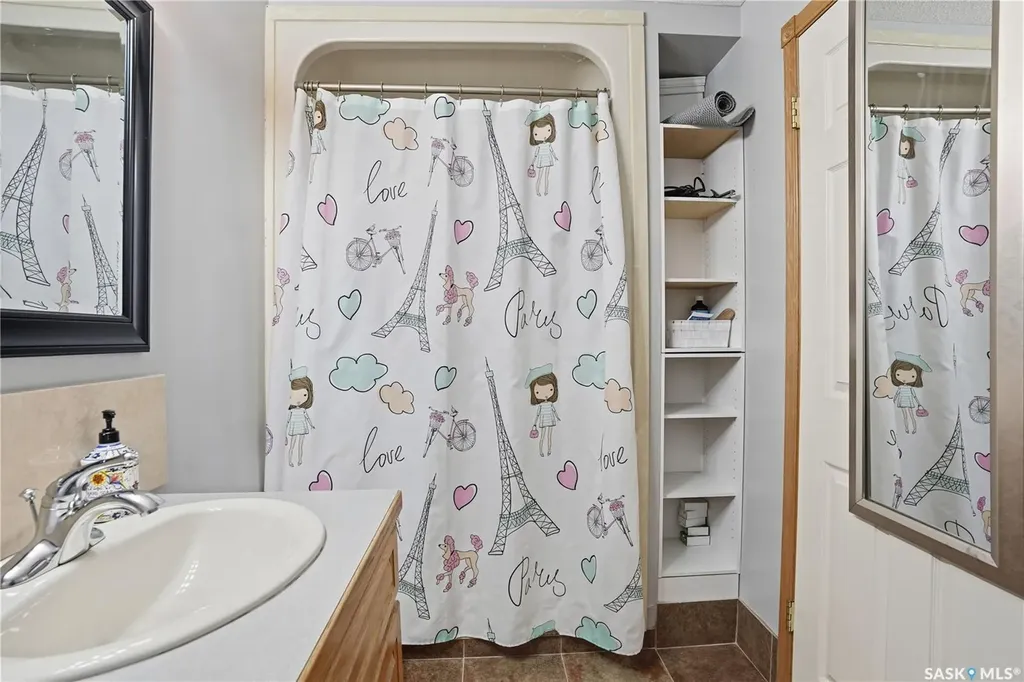 3148 Wimbledon Bay Regina SK S4V 2Y6