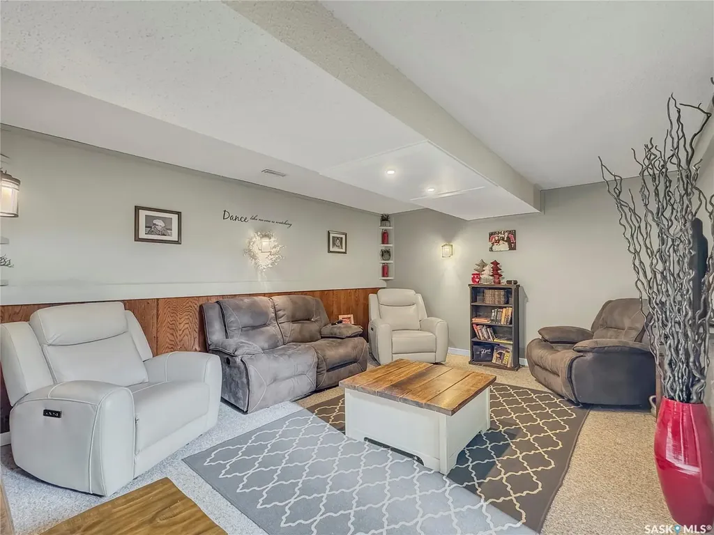 17 4th Avenue E Neilburg SK S0M 2C0