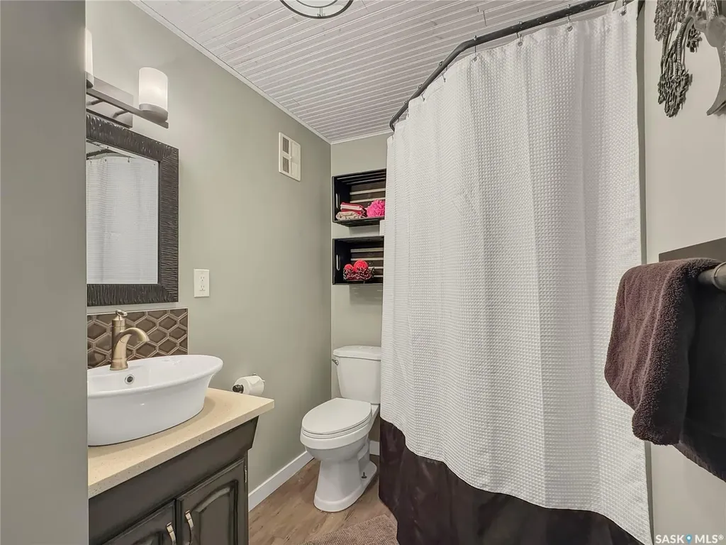 17 4th Avenue E Neilburg SK S0M 2C0