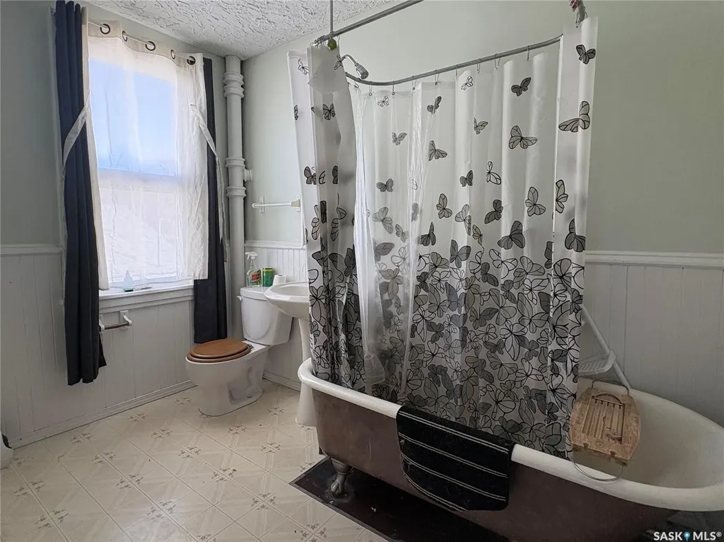 245 Hochelaga Street W Moose Jaw SK S6H 2G4