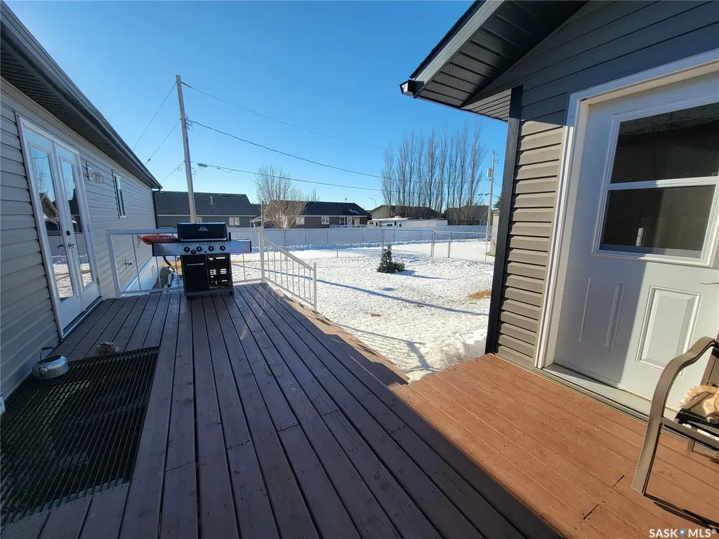 11 & 12 Mirror Place Macklin SK S0L 2C0