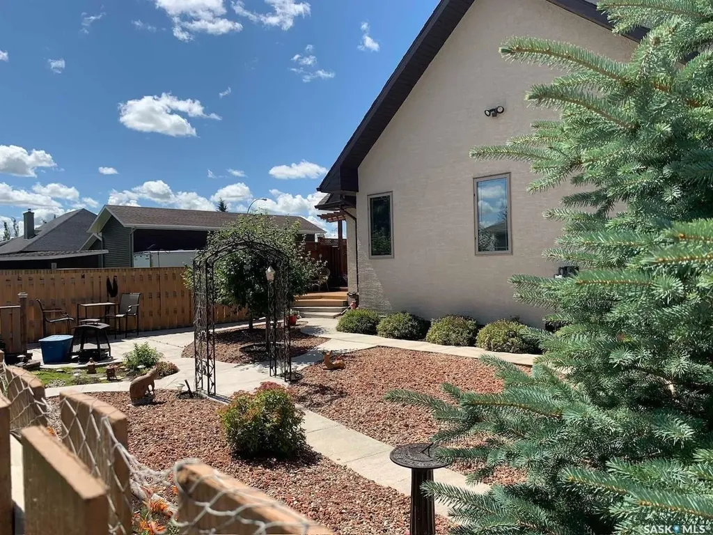 11 Robertson Road Lanigan SK S0K 2M0