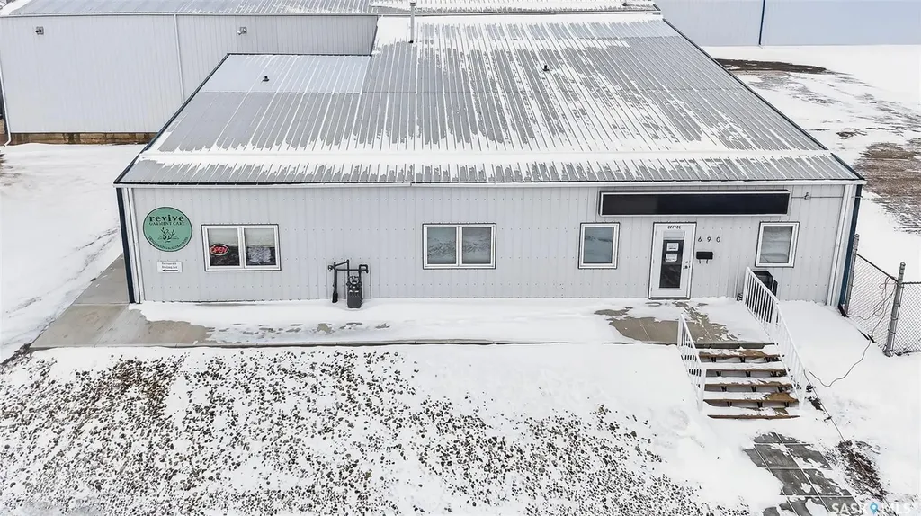690 Fairford Street W Moose Jaw SK S6H 1T4