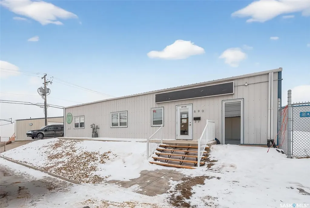 690 Fairford Street W Moose Jaw SK S6H 1T4