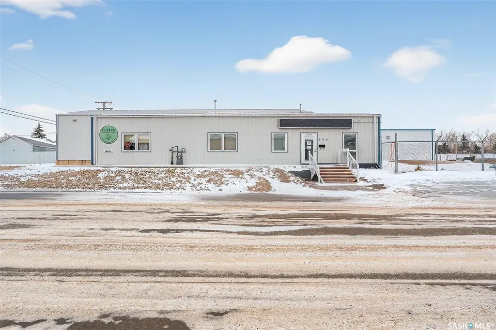 690 Fairford Street W Moose Jaw SK S6H 1T4