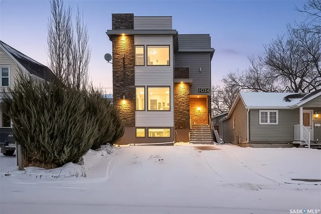 1024 Hochelaga Street W Moose Jaw SK S6H 2H9