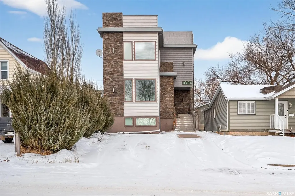 1024 Hochelaga Street W Moose Jaw SK S6H 2H9