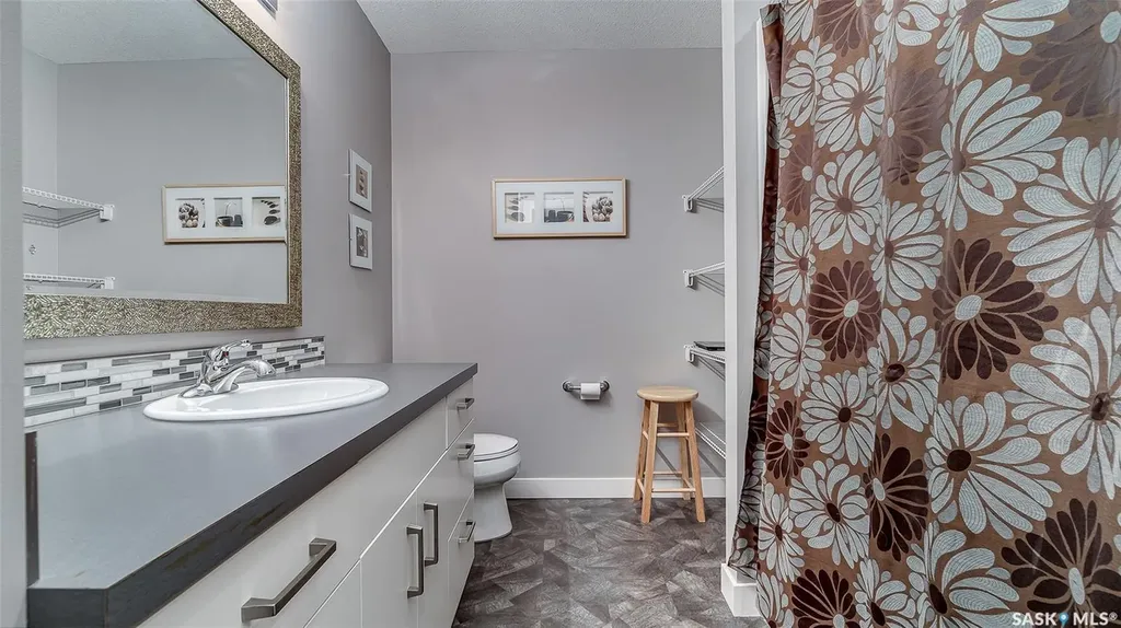 1024 Hochelaga Street W Moose Jaw SK S6H 2H9