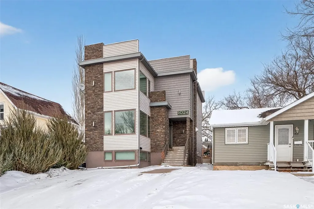 1024 Hochelaga Street W Moose Jaw SK S6H 2H9