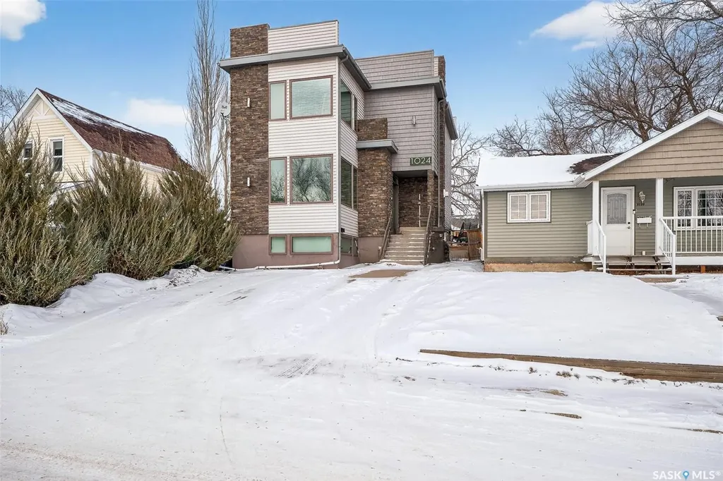 1024 Hochelaga Street W Moose Jaw SK S6H 2H9