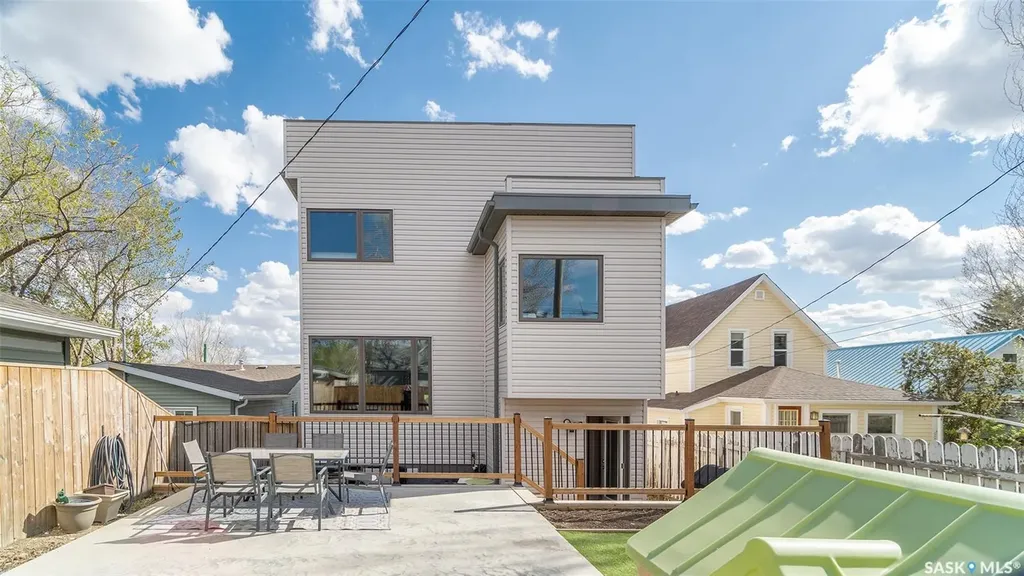 1024 Hochelaga Street W Moose Jaw SK S6H 2H9