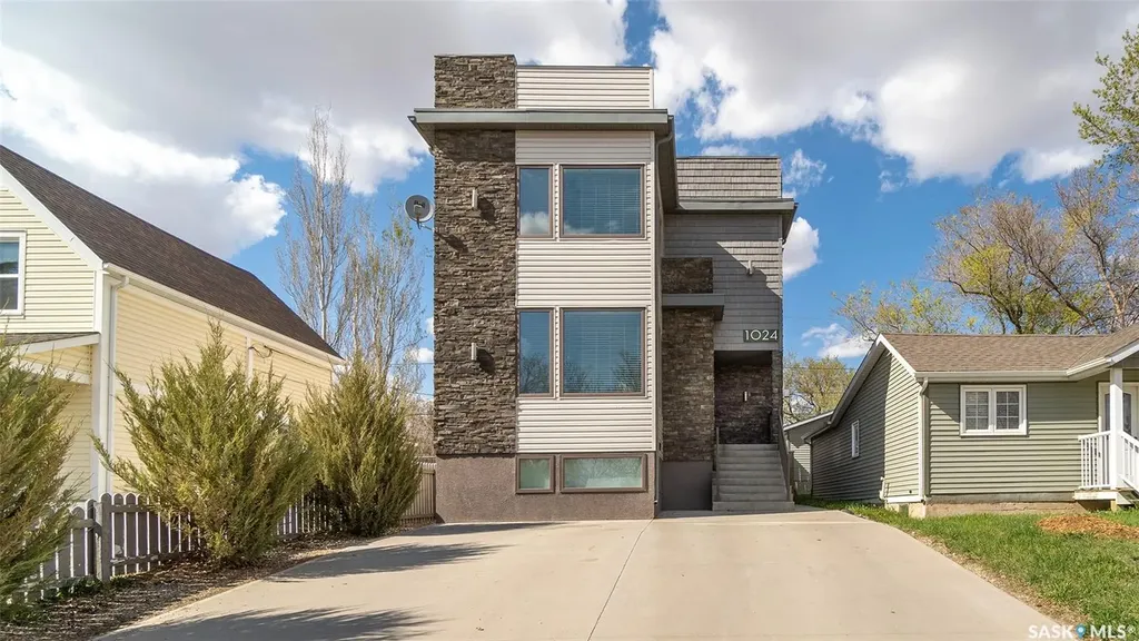 1024 Hochelaga Street W Moose Jaw SK S6H 2H9