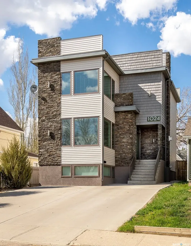 1024 Hochelaga Street W Moose Jaw SK S6H 2H9