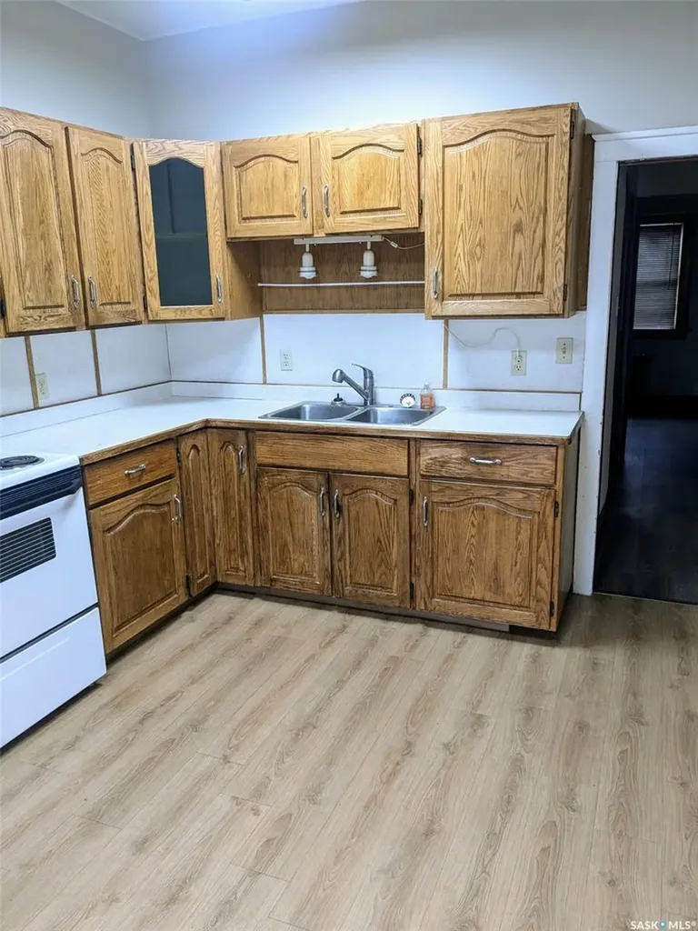 412 Iroquois Street W Moose Jaw SK S6H 5B3