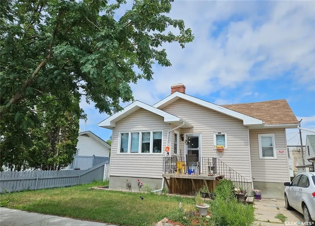 412 Iroquois Street W Moose Jaw SK S6H 5B3