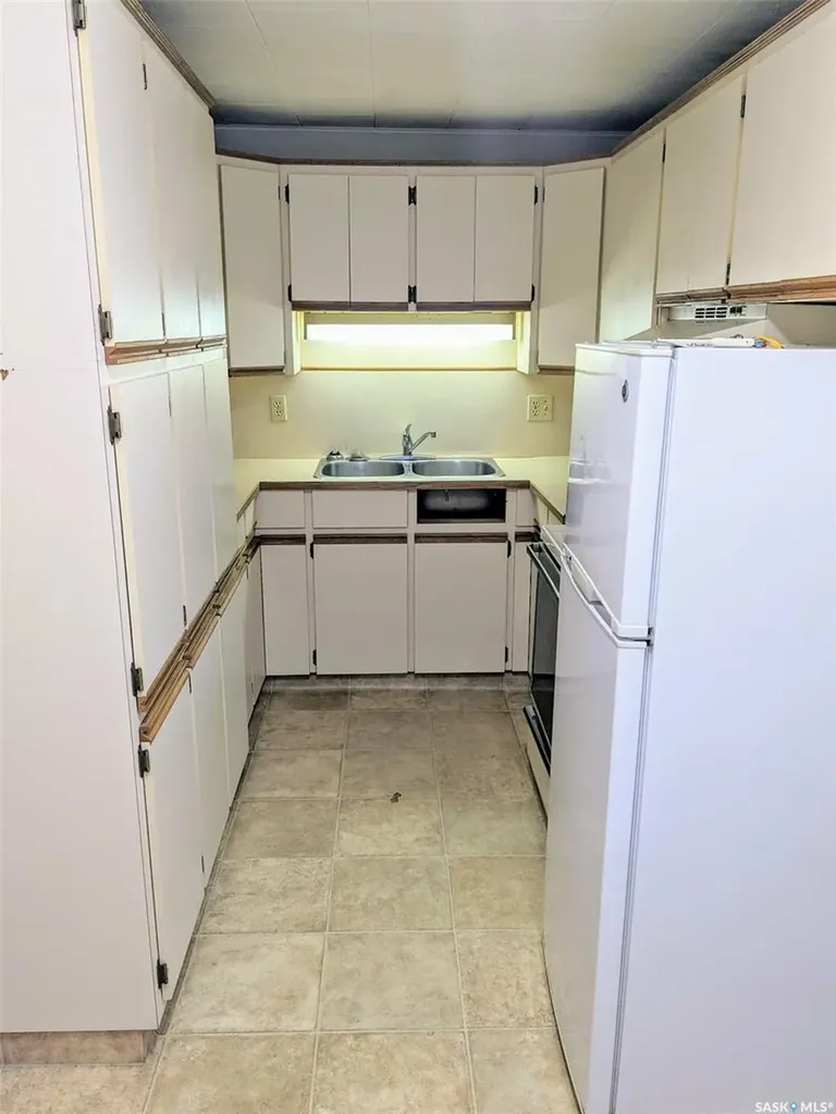 412 Iroquois Street W Moose Jaw SK S6H 5B3
