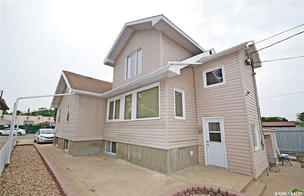 412 Iroquois Street W Moose Jaw SK S6H 5B3