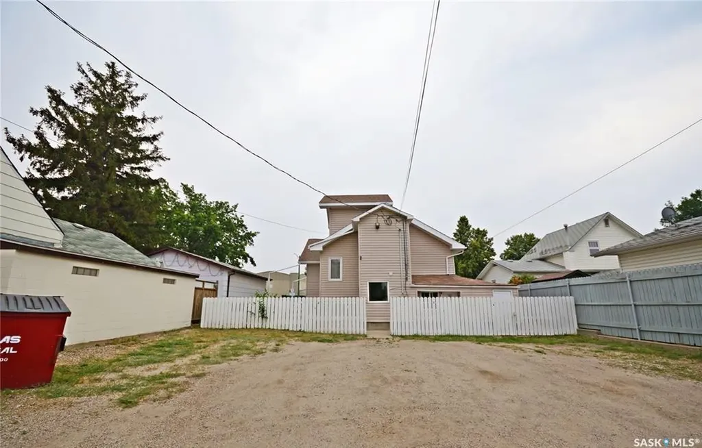 412 Iroquois Street W Moose Jaw SK S6H 5B3