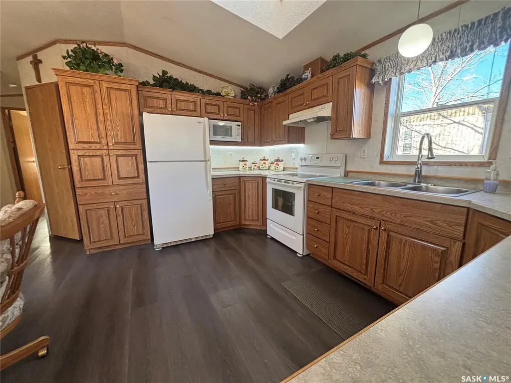33 Cypress Mobile Home Park Maple Creek SK S0N 1N0