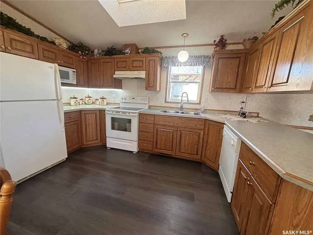 33 Cypress Mobile Home Park Maple Creek SK S0N 1N0