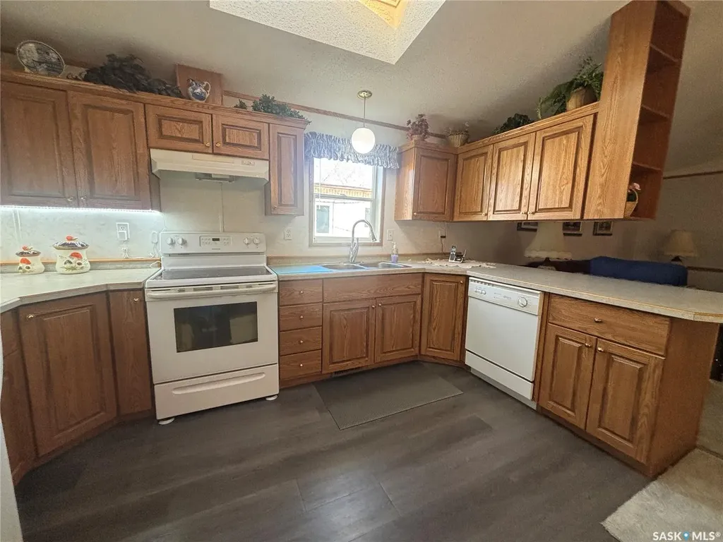 33 Cypress Mobile Home Park Maple Creek SK S0N 1N0