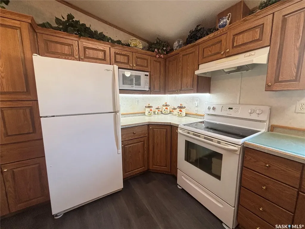 33 Cypress Mobile Home Park Maple Creek SK S0N 1N0
