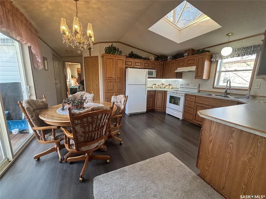 33 Cypress Mobile Home Park Maple Creek SK S0N 1N0