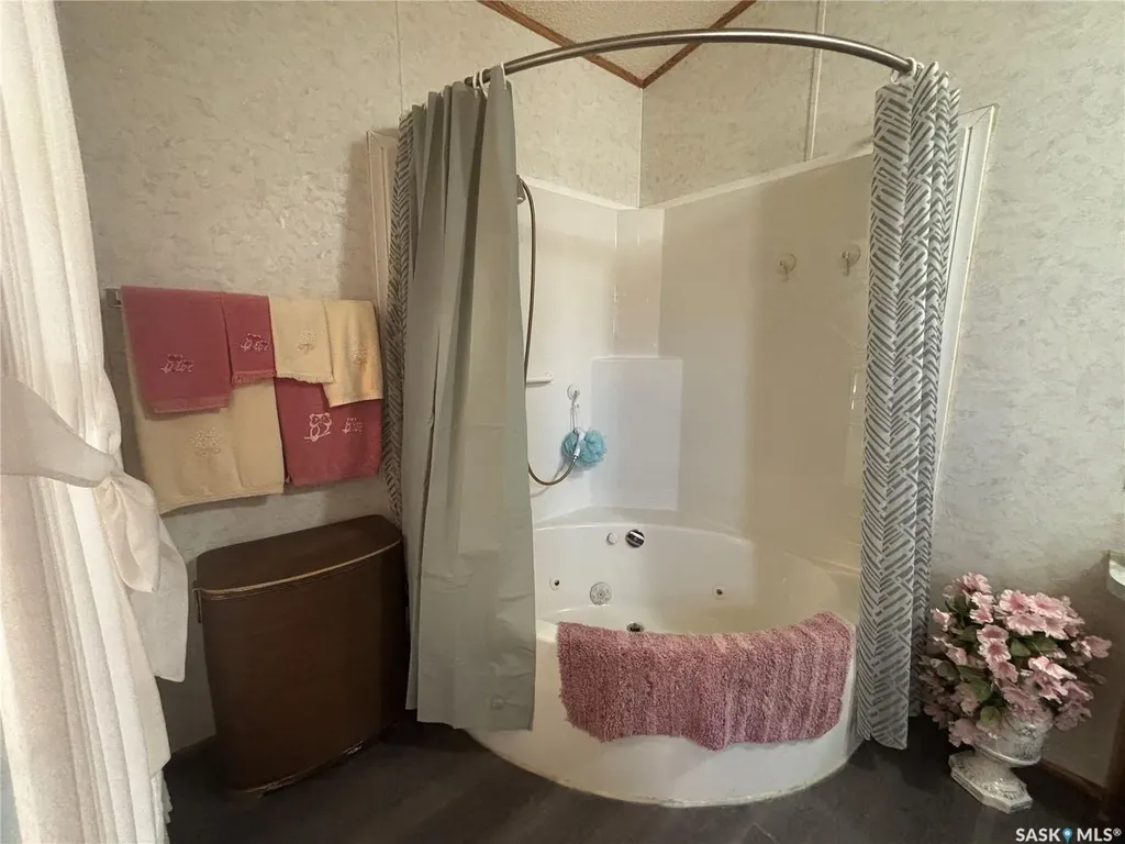 33 Cypress Mobile Home Park Maple Creek SK S0N 1N0